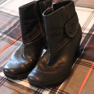 Clarks Artisan Black Zip Side Heeled Ankle Boot  Leather Upper Size 7M